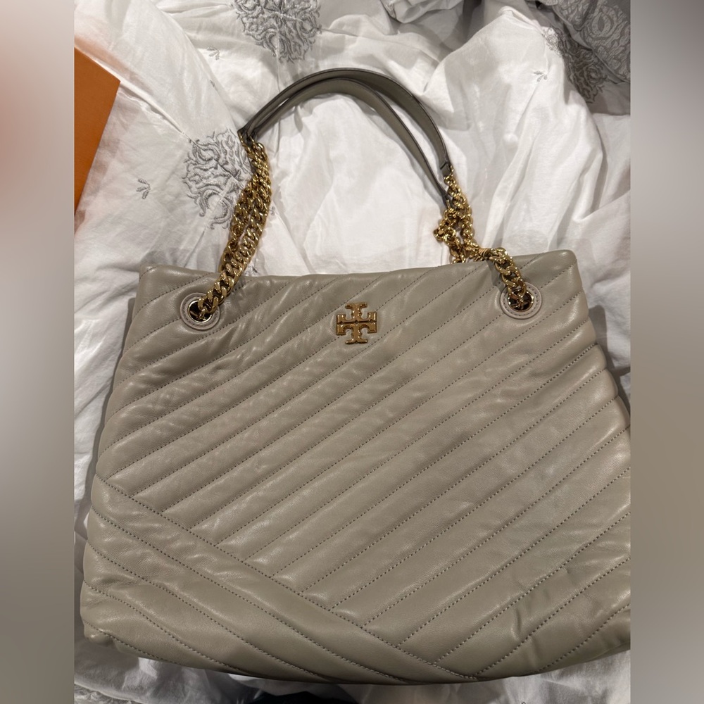 🌟 Tory Burch Kira Chevron Quilted Bag in Taupe Desert Dune w/ Gold Accents 🌟